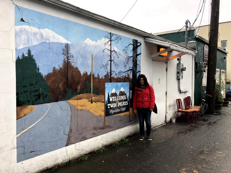 La foto di rito con il murales