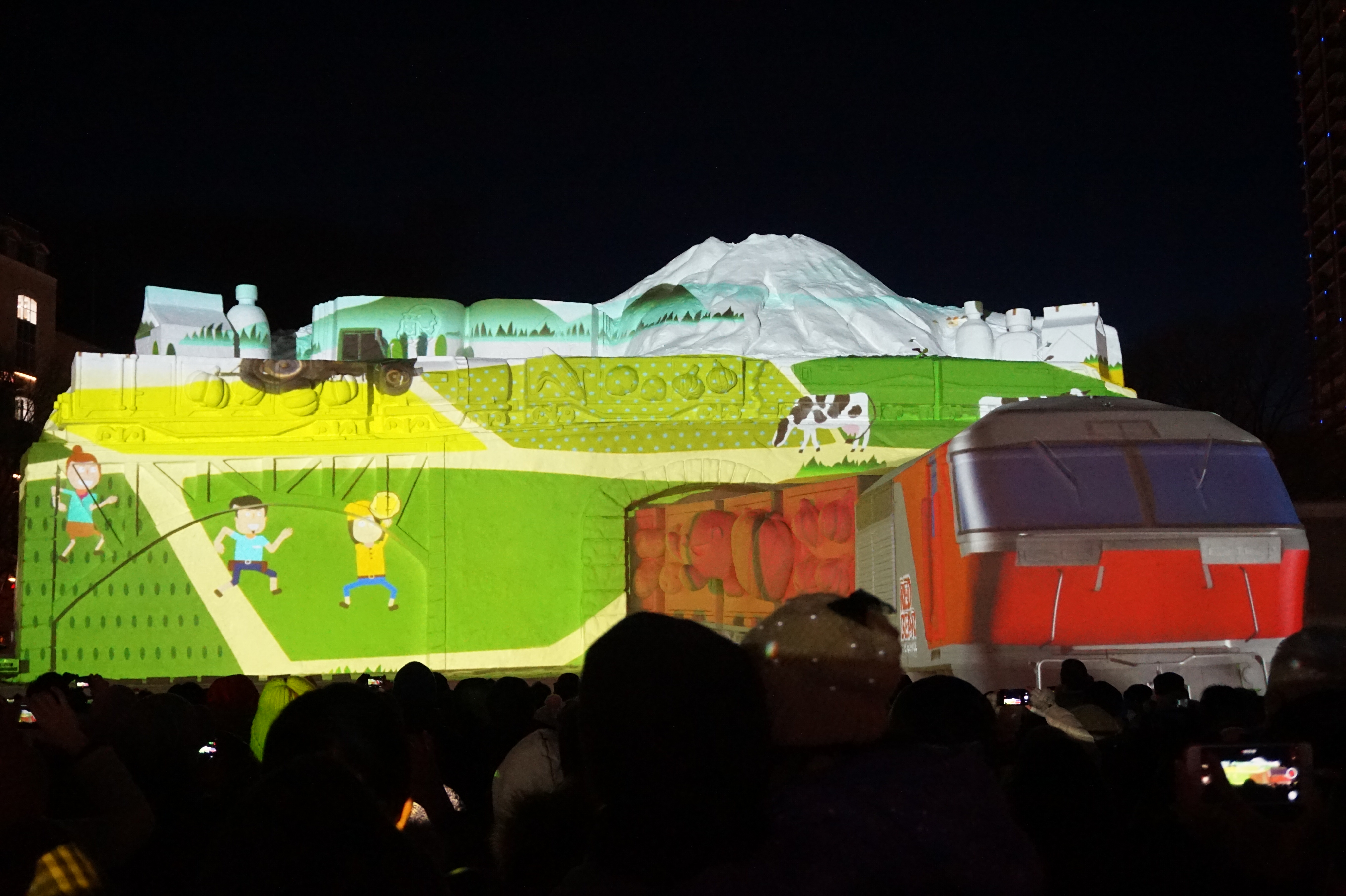 La scultura della compagnia JR - un treno tra le montagne dell'Hokkaido