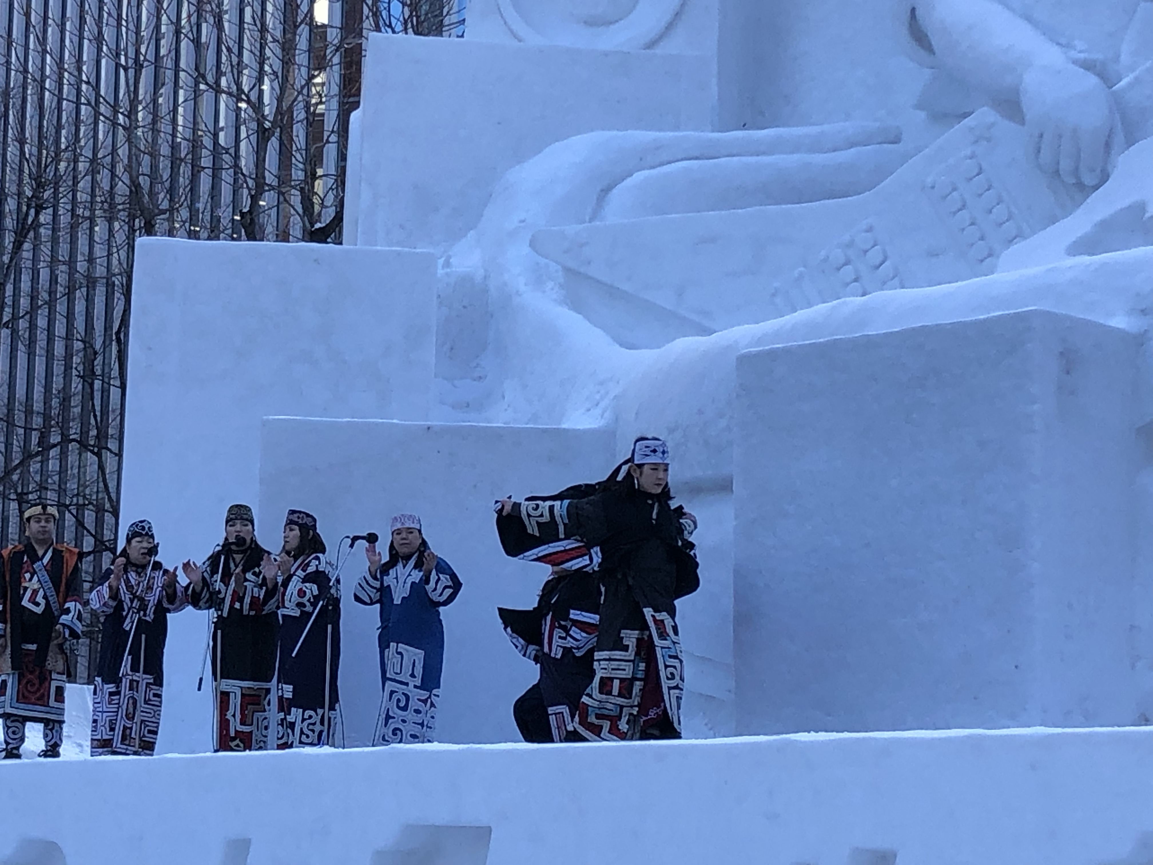 Performance sul palco della scultura dell'Hard Rock Cafe